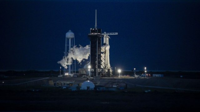 <p>
	Изстрелване на ракетата Falcon 9 на SpaceX.&nbsp;<em>Снимка:&nbsp;Eva Marie Uzcategui/Bloomberg</em></p>
