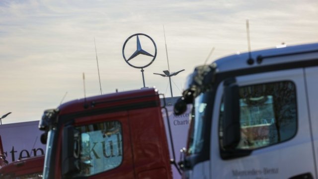 <p>
	Нови камиони във фабриката на концерна във Вьорт. <em>Снимка: Alex Kraus/Bloomberg</em></p>
