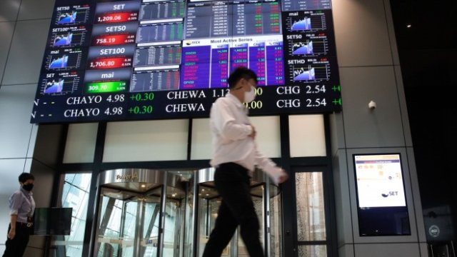 <p>
	Хонгконският Hang Seng спада с 1,8% след поевтиняване на акциите на технологичните компании. Спадът при Tencent бе повече от 3 на сто, а този при JD &ndash; 4,6 на сто.&nbsp;<em>Снимка:&nbsp;Taylor Weidman/Bloomberg</em></p>
