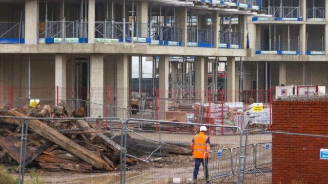 <p>
	Индексът на мениджърите по покупките (PMI) в строителството на IHS Markit/CIPS се покачва на 55,5 пункта през ноември.&nbsp;<em>Снимка:&nbsp;Chris Ratcliffe/Bloomberg</em></p>
