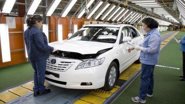 <p>
	Австралийски работници проверяват качеството на току-що сглобена Toyota Camry.&nbsp;<em>Снимка: Ройтерс</em></p>
