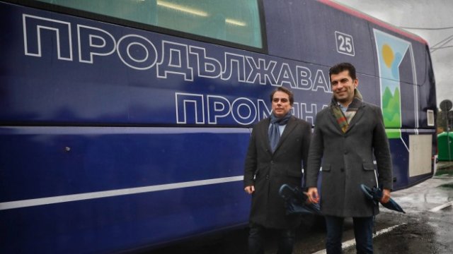 <p>
	<em>Автобусът, с който екипът на &bdquo;Продължаваме Промяната&ldquo; тръгва на предизборна обиколка из страната. Снимки: Димитър Кьосемарлиев, Investor Media Group</em></p>
