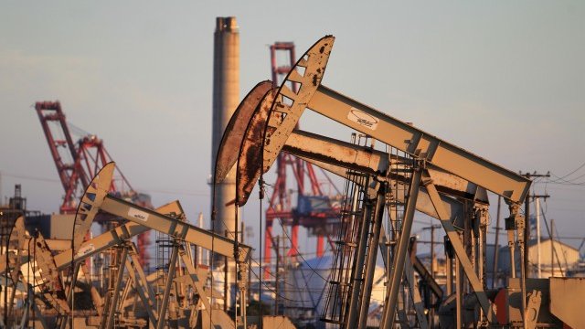 <p>
	В световен мащаб разходите за добив на петрол и газ ще скочат с 25% до 850 млрд. долара годишно до 2035 г. <em>Снимка: Ройтерс</em></p>
