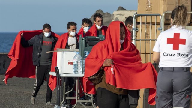 Бежанци, спасени на испанските Канарски острови. Снимка:  EPA/Adriel Perdomo