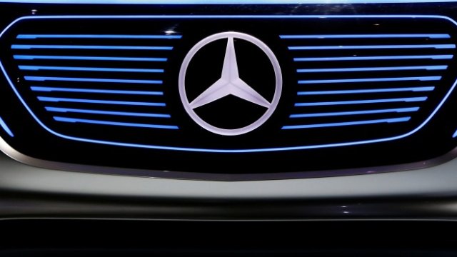 <p>
	Логото на Mercedes на концептуалния автомобил EQ &ndash; по време на пресконференция на Daimler AG в Щутгарт, Германия. <em>Снимка: Архив Ройтерс&nbsp;&nbsp;</em></p>
