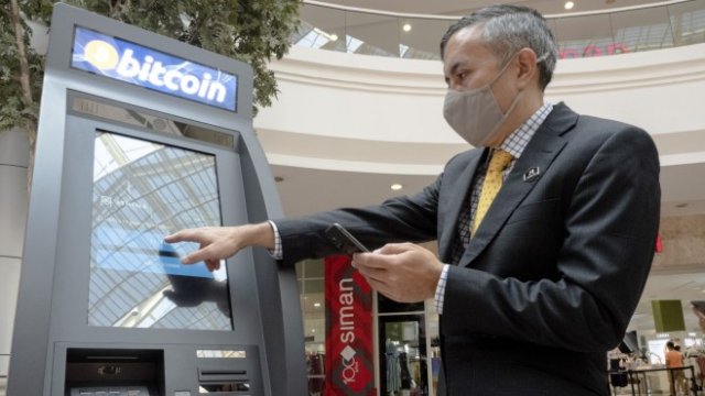 <p>
	Банкомат за биткойни на&nbsp;Athena Bitcoin, каквито ще има в Ел Салвадор. <em>Снимка: Juan Carlos/Bloomberg</em></p>
