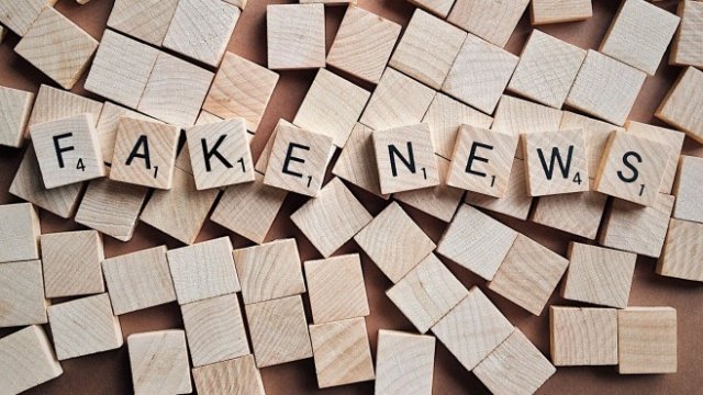 Защо хората измислят свои собствени истини и вярват в конспирации?