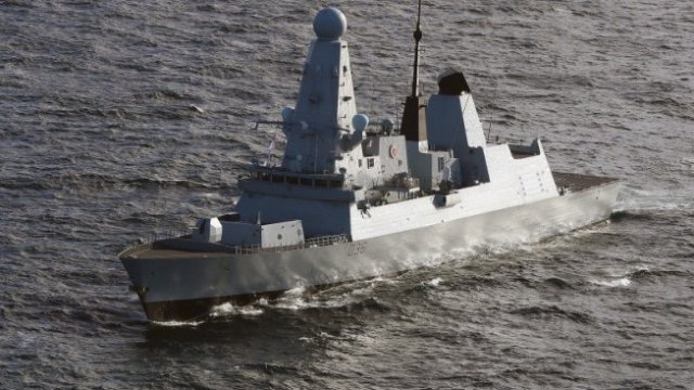<p>
	<em>Русия твърди, че британският кораб HMS Defender (на снимката) е навлязъл в нейни териториални води в Черно море край бреговете на полуостров Крим. Според Лондон обаче корабът е във води на Украйна. Снимка: БГНЕС</em></p>

