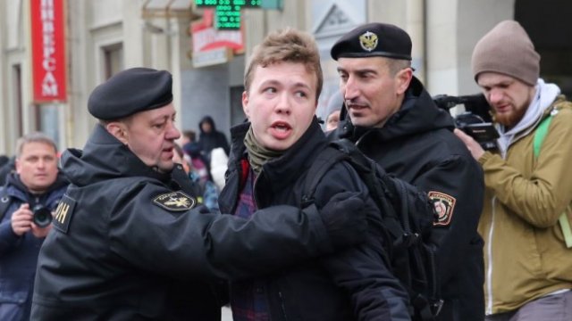 <p>
	Полицията арестува Роман Протасевич на протест срещу Лукашенко през 2017 г. <em>Снимка: EPA/STRINGER</em></p>
