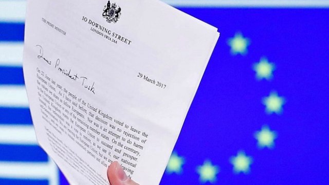 <p>
	Писмото, с което Тереза Мей уведоми ЕС за желанието си да напусне общността. <em>Снимка: Архив Ройтерс</em></p>
