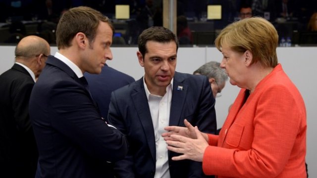 <p>
	Алексис Ципрас (в средата) с Еманюйел Макрон и Ангела Меркел на срещата на НАТО в Брюксел.<em> Снимка: Архив Ройтерс</em></p>
