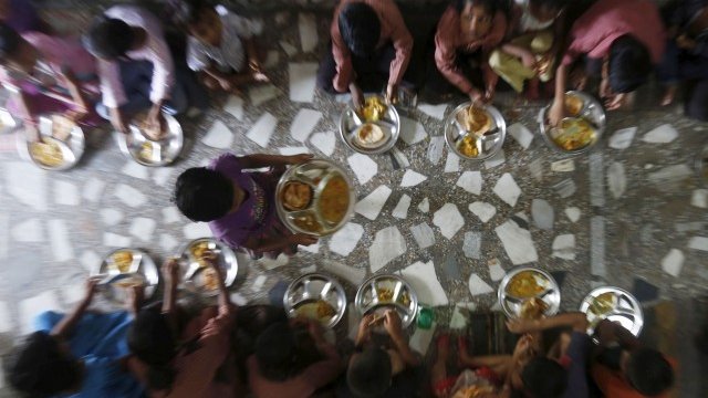 <p>
	Бедните индийци ще получат само по 59 долара, ако най-богатият индиец разпредели богатството си.&nbsp;<em>Снимка: Ройтерс</em></p>
