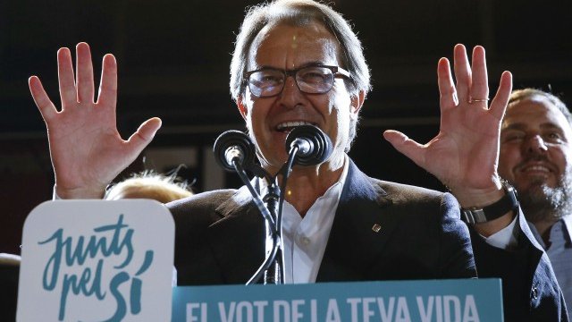 <p>
	<em>Президентът на Каталуния Артур Мас вероятно ще трябва да сключи сделка с лявата сепаратистка партия CUP, ако иска да продължи да управлява автономния регион. Снимка: Ройтерс</em></p>
