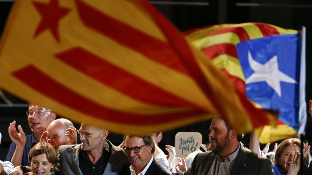 <p>
	Артур Мас и привържениците му след изборите.&nbsp;<em>Снимка: Ройтерс</em></p>
