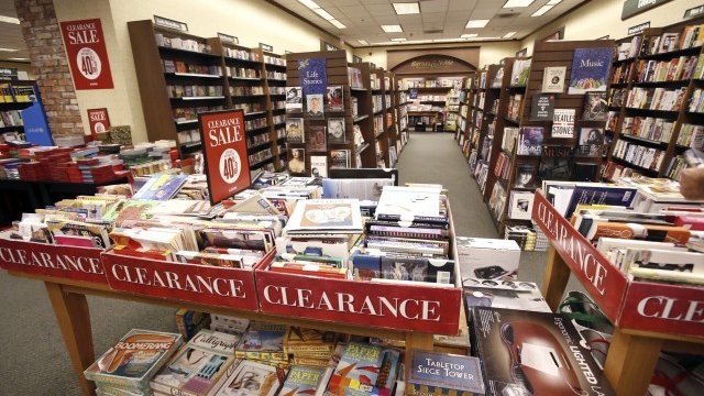 <p style="text-align: justify;">
	Книжарница на Barnes &amp; Noble в Пасадена, щата Калифорния. <em>Снимка: Ройтерс</em></p>
