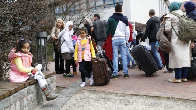 <p>
	Група сирийски бежанци пристигат в Германия. <em>Снимка: архив, Ройтерс</em></p>
