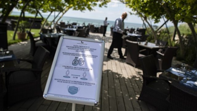 <p>
	&nbsp;Служебното правителство насочва сериозни усилия към възстановяването на туризма. <em>Снимка: EPA/VASSIL DONEV</em></p>
