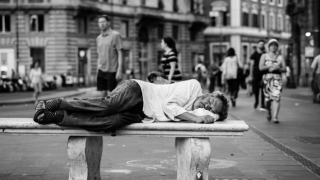 <p>
	<em>Снимка:&nbsp;<a href="https://unsplash.com/@johnmoeses?utm_source=unsplash&amp;utm_medium=referral&amp;utm_content=creditCopyText">John Moeses Bauan</a>&nbsp;on&nbsp;<a href="https://unsplash.com/s/photos/poverty?utm_source=unsplash&amp;utm_medium=referral&amp;utm_content=creditCopyText">Unsplash</a></em></p>
