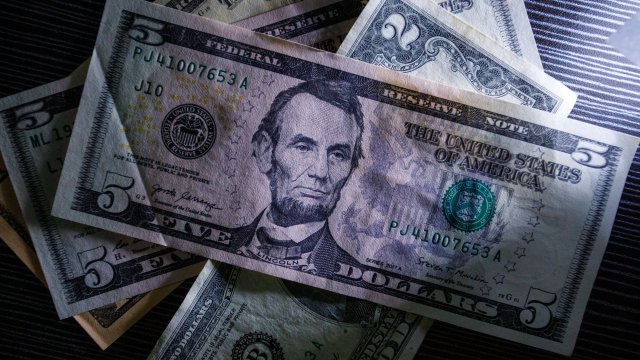 Доларът отбелязва най-добрата си седмица от месец насам*