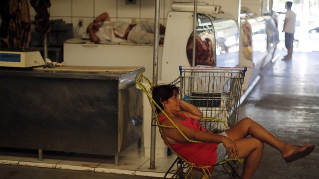 <p>
	Икономиката на Бразилия сякаш е изпаднала в летаргия. На снимката - пристанищният пазар в&nbsp;Куиаба. <em>Снимка: Ройтерс</em></p>
