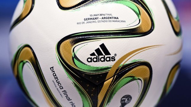 <p>
	Официалната топка на първенството Adidas Brazuca. <em>Снимка: Ройтерс</em></p>
