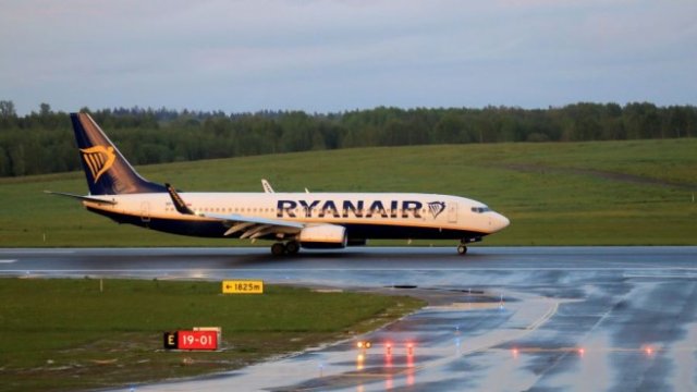 <p>
	Самолетът на Ryanair, който беше отклонен към Минск, на пистата на местното летище след ареста на журналиста Роман Протасевич. <em>Снимка: EPA/Stringer</em></p>
