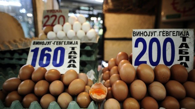 <p>
	И на македонските пазари яйцата са по-скъпи.<em> Снимка: Ройтерс</em></p>
