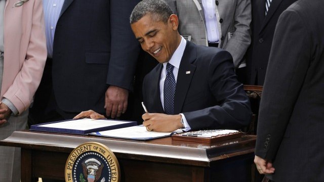<p style="text-align: justify;">
	Президентът на САЩ Барак Обама подписва законопроекта в Белия дом.<em> Снимка: Ройтерс</em></p>
