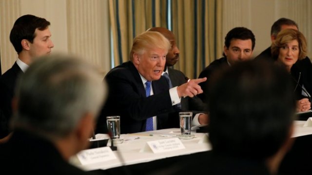 <p>
	Тръмп по време на срещата с директорите на компании от производствения сектор. <em>Снимка: Ройтерс</em></p>
