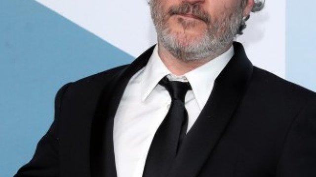 <p>
	Актьорът Хоакин Финикс ще носи един и същи смокинг през целия сезон на наградите в Холивуд.&nbsp;<em>Снимка: EPA/БГНЕС</em></p>
