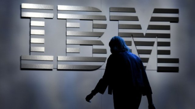 <p>
	Силуетът на Джини Ромети на фона на логото на International Business Machines Corp. (IBM), по време на 2016 Consumer Electronics Show (CES) в Лас Вегас. <em>Снимка: David Paul Morris/Bloomberg&nbsp;</em></p>
