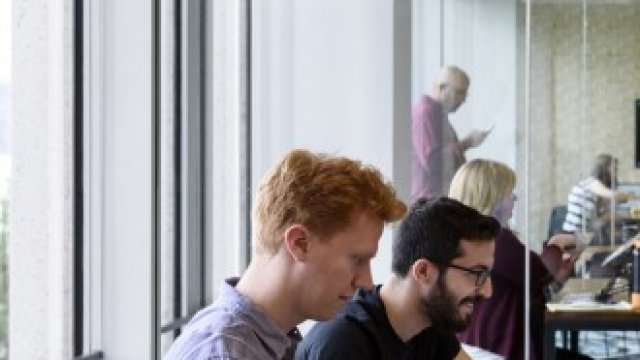 <p>
	Почти две трети от приходите на гъвкавите офис пространства идват от частни офиси.&nbsp;<em>Снимка: Michael Short/Bloomberg</em></p>
