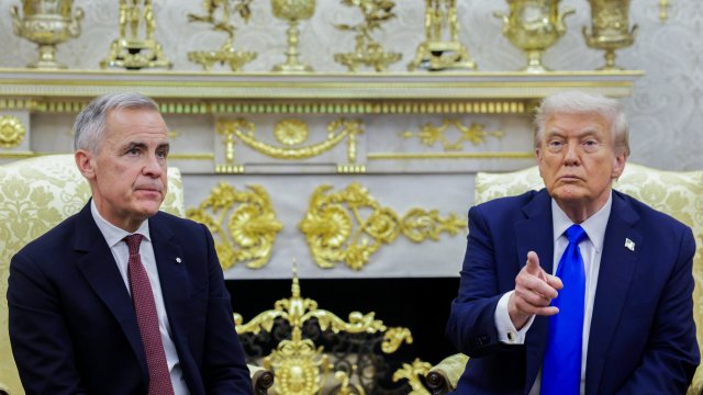 Канадският премиер Марк Карни (вляво) и президентът на САЩ Доналд Тръмп (вдясно) в Белия дом. Снимка: Shawn Thew/EPA/Bloomberg