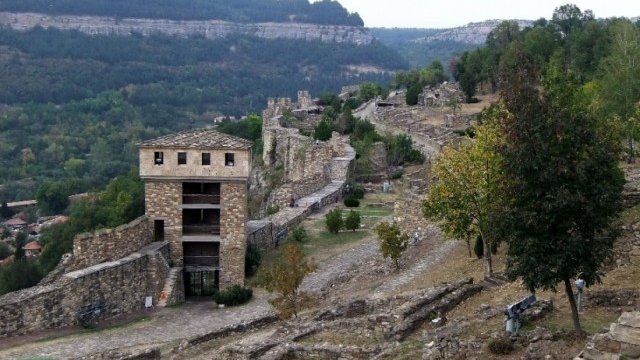 <p>
	<em>Една от най-силните крепости на средновековна Европа Царевец е в Топ 10 на чудесата на България за 2011 г.&nbsp;</em></p>
<p>
	Снимка: http://bgchudesa.com&nbsp;</p>
