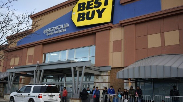 <p>
	Опашка пред магазин на Best Buy. <em>Снимка: Ройтерс</em></p>
