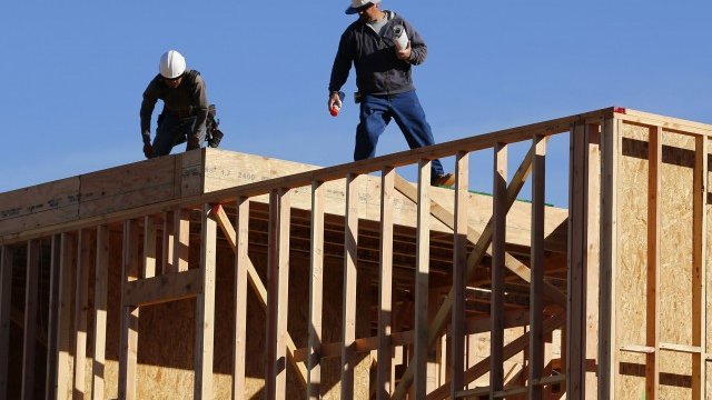 <p>
	Все повече хора във Великобритания си позволяват да инвестират в строителство на нов дом или теглене на ипотека. <em>Снимка: архив, Ройтерс</em></p>
