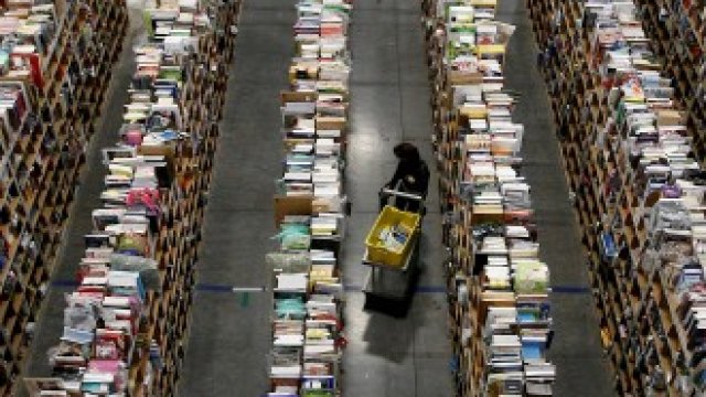 <p>
	Разпределителният център на Amazon във Финикс, щата Аризона.&nbsp;<em>Снимка: Архив Ройтерс</em></p>
