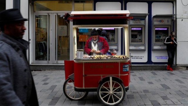 <p>
	Уличен продавач в центъра на Истанбул. <em>Снимка: Ройтерс</em></p>
