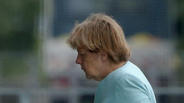 <p>
	Канцлерът Ангела Меркел влиза в сградата на канцлерството в понеделник. <em>Снимка: Ройтерс</em></p>
