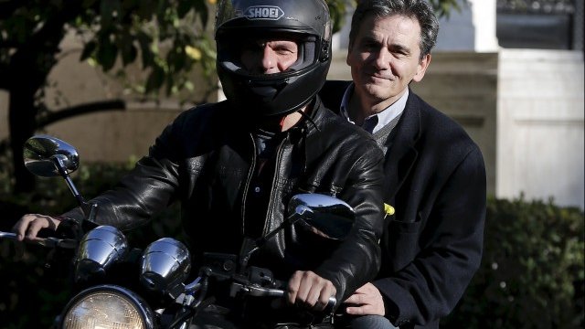 <p>
	Варуфакис и неговият наследник Евклидис Цакалотос.&nbsp;<em>Снимка: Ройтерс</em></p>
