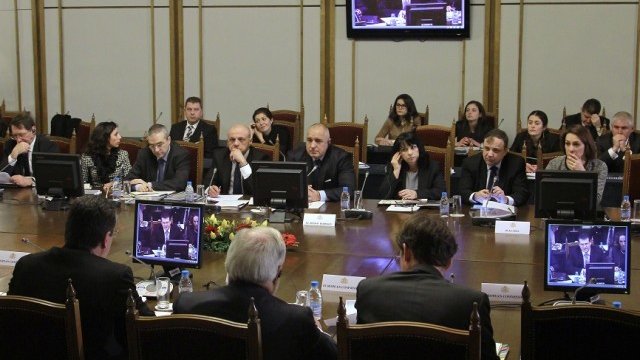 <p>
	Премиерът Бойко Борисов разяснява идеята си за създаване на газов хъб пред участниците в енергийния форум.<em> Снимка: МС</em></p>
