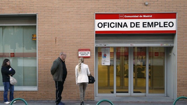 <p>
	Бюро по труда в Мадрид. <em>Снимка: Ройтерс</em></p>
