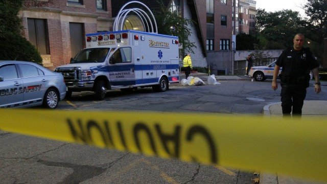 <p>
	Специализирана линейка е превозила в Beth Israel Deaconess Medical Center в Бостън пациент със симптомите на болестта.&nbsp;<em>Снимка: Ройтерс</em></p>
