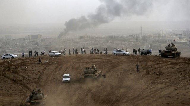 <p>
	Танкове на турската армия маневрират край граничния сирийски град Кобани, частично завзет от ислямските екстремисти.&nbsp;<em>Снимка: Ройтерс</em></p>
