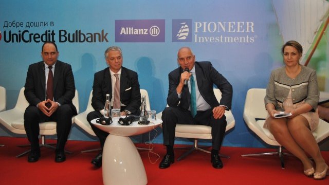 <p>
	Мениджърът на Pioneer Investments за България Явор Ачев, главният инвестиционен мениджър на Pioneer Investments за Австрия и ЦИЕ Стефано Преньолато, главният изпълнителен директор на УниКредит Булбанк Левон Хампарцумян и директорът &bdquo;Банкиране на дребно&ldquo; и член на УС на УниКредит Булбанк Цветанка Минчева. <em>Снимка: УниКредит</em>
