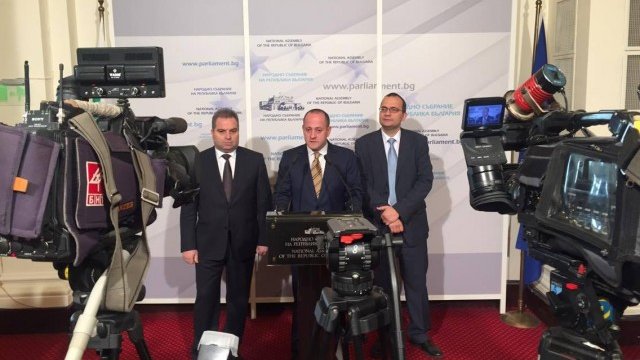 <p style="text-align: justify;">
	Гроздан Караджов, Радан Кънев и Мартин Димитров. <em>Снимка: ДСБ</em></p>
