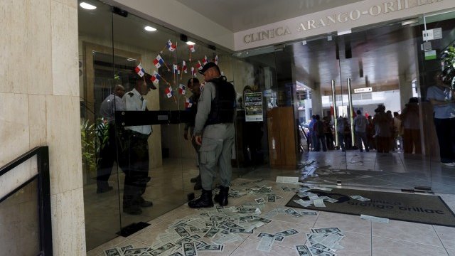 <p>
	Полиция в офиса на кантората. <em>Снимка: Ройтерс</em></p>
