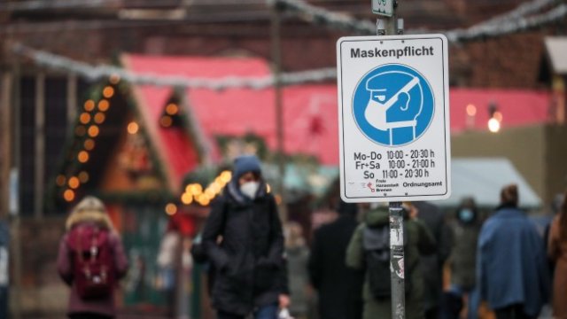 <p>
	Посетители на Коледния базар в Бремен. <em>Снимка:&nbsp;EPA/FOCKE STRANGMANN</em></p>
