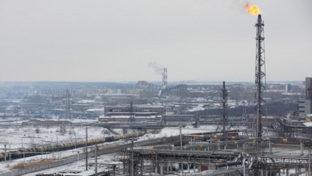 <p>
	<em>Петролна рафинерия в Уфа, Русия.&nbsp;</em><em>Снимка: Andrey Rudakov/Bloomberg</em></p>
