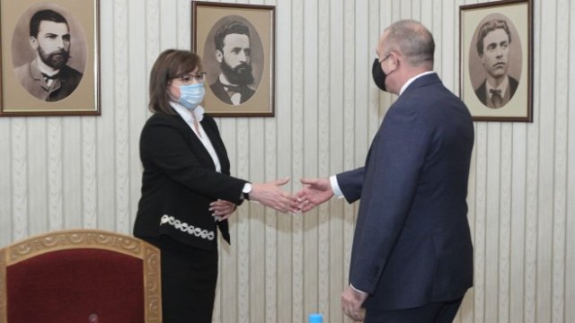 <p>
	<em>Корнелия Нинова и Румен Радев. Снимка: Архив, Димитър Кьосемарлиев, Investor Media Group</em></p>
